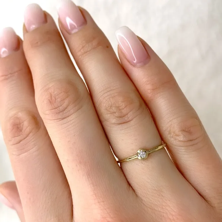 rund diamantring i 9 karat guld.- og hvidguld 0,01 ct