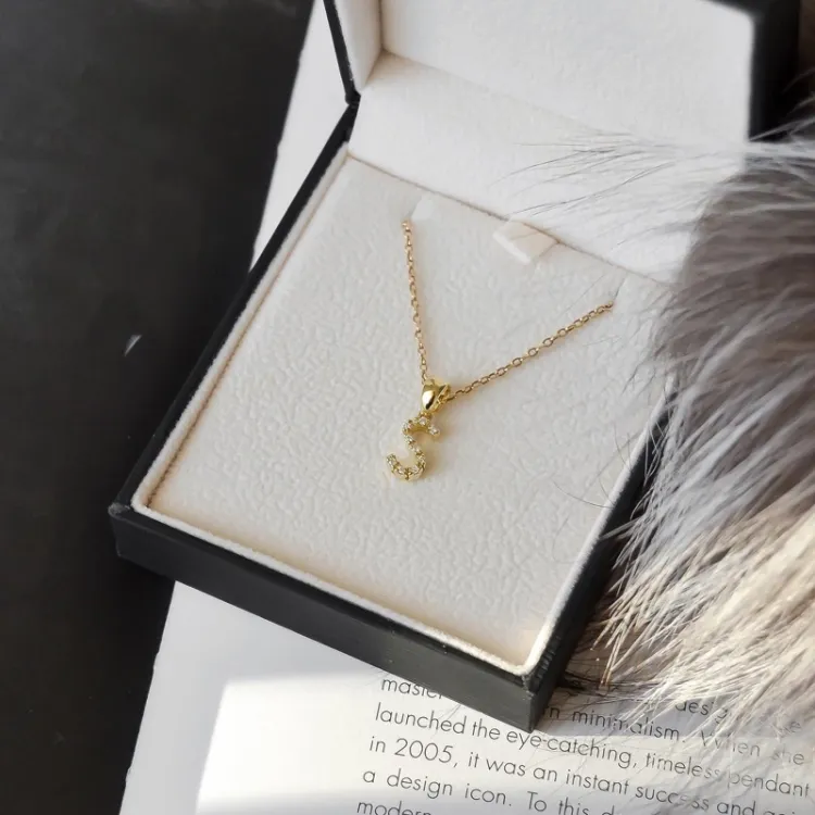 Bogstav s diamant vedhæng i 9 karat guld 0,05 ct