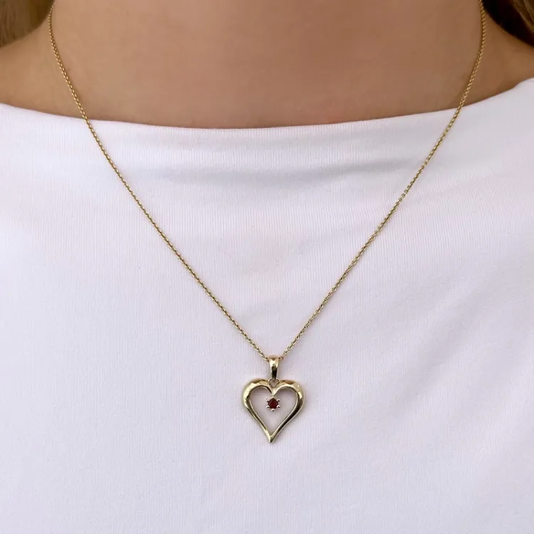 hjerte safir vedhæng i 9 karat guld 0,10 ct