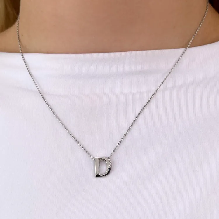 bogstav D diamant vedhæng i 9 karat hvidguld 0,01 ct