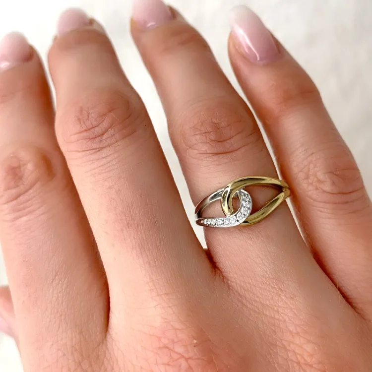 Abstrakt diamant ring i 9 karat guld.- og hvidguld 0,05 ct