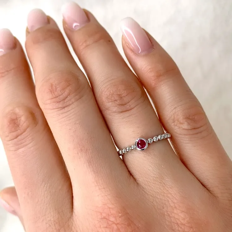 rund rubin ring i 9 karat hvidguld 0,14 ct