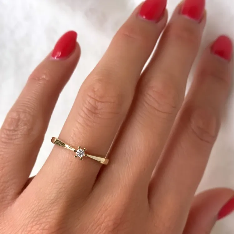 0,05 ct solitairering i 14 karat guld 0,05 ct