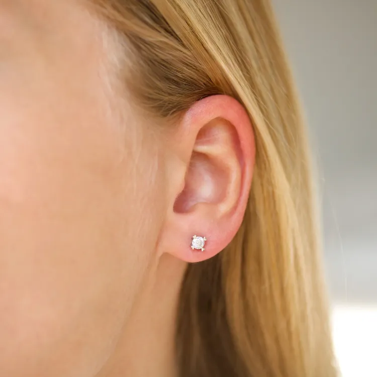 Kampagne - 2 x 0,20 ct diamant solitaireørestikker i 14 karat hvidguld med diamant