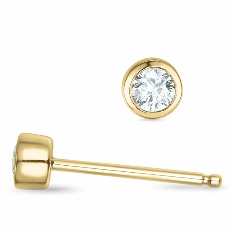 2 x 0,06 ct solitaireørestikker i 14 karat guld med diamant