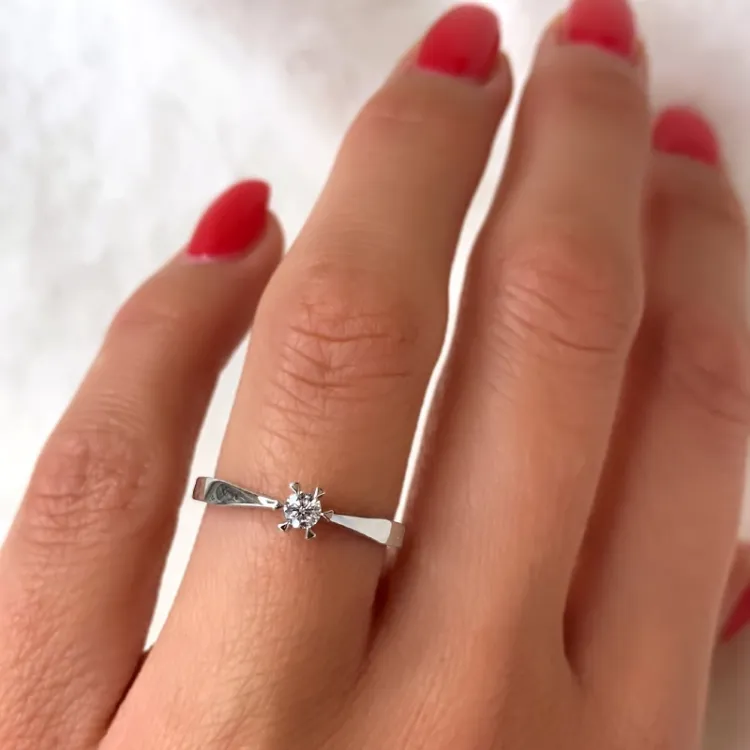 0,10 ct diamant solitairering i 14 karat hvidguld 0,10 ct