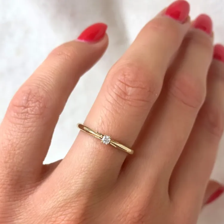 0,05 ct diamant solitairering i 14 karat guld 0,05 ct