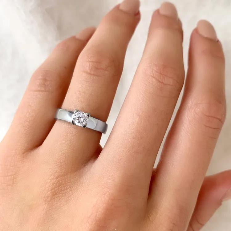 Enkel hvid zirkon ring i sølv