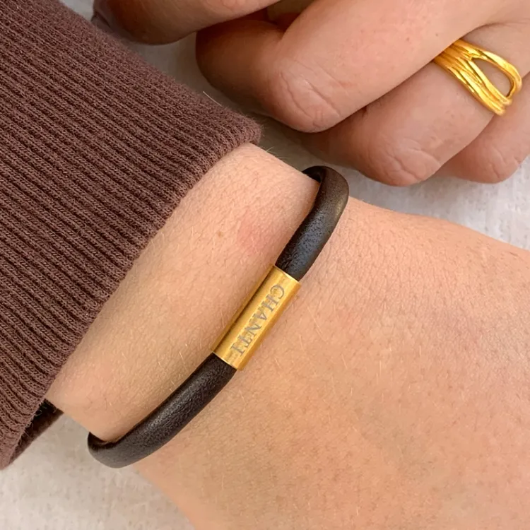 Flad brun armbånd i læder med forgyldt stål lås x 6 mm