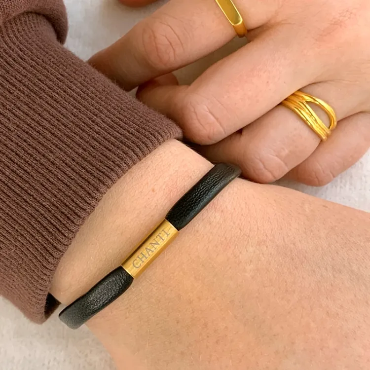 Rund brun armbånd i læder med forgyldt stål lås x 4 mm