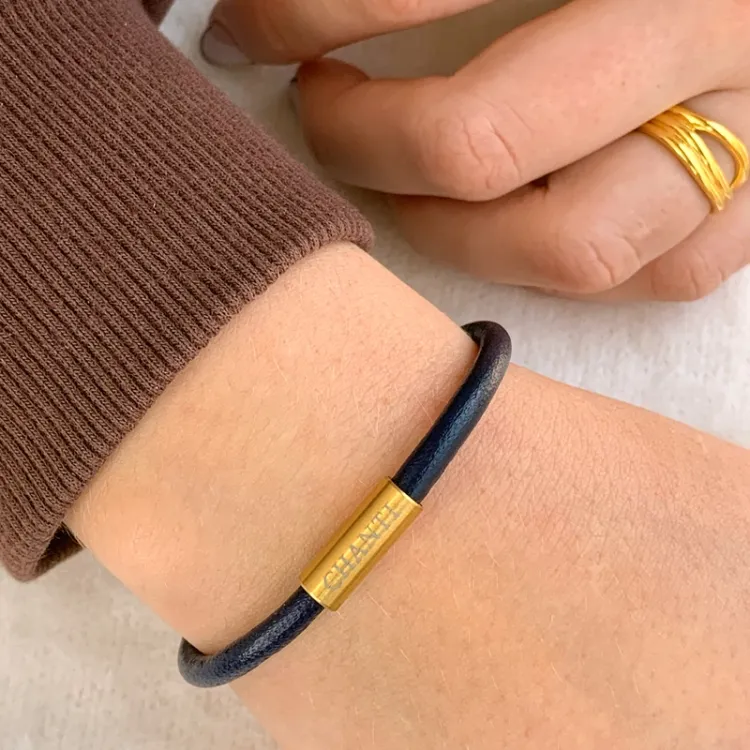 Flad sort armbånd i læder x 6 mm