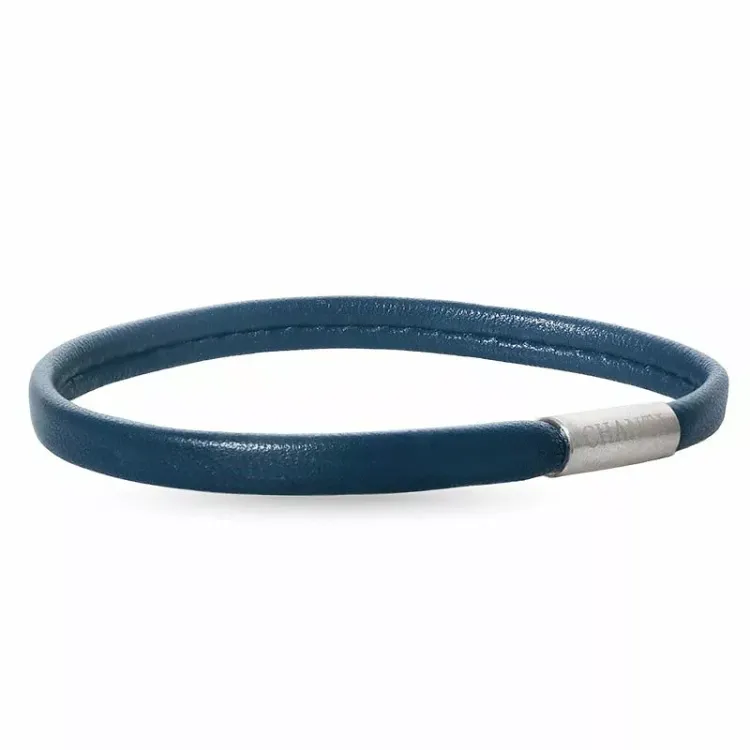 Flad blå armbånd i læder med stål lås  x 6 mm