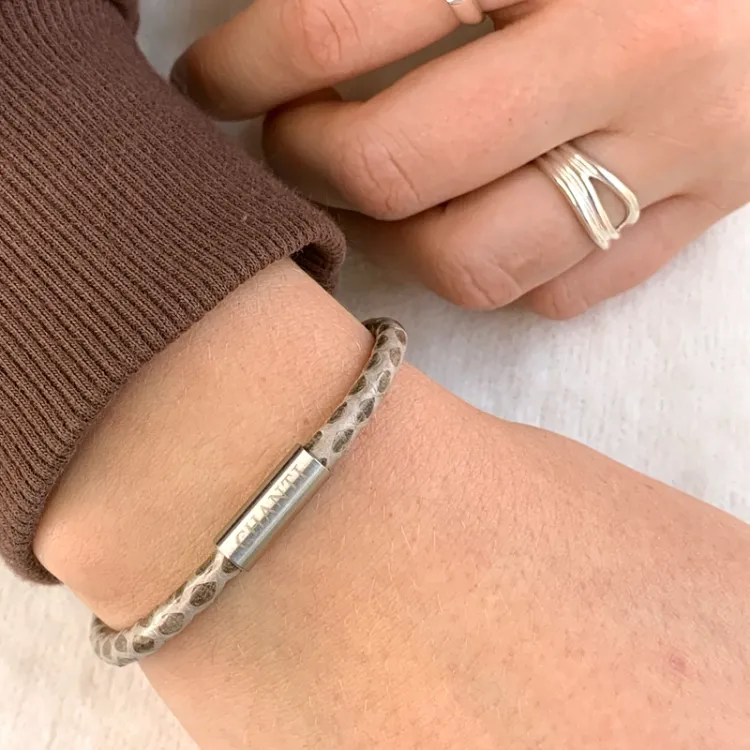 Rund brun slangearmbånd i læder med stål lås x 4 mm