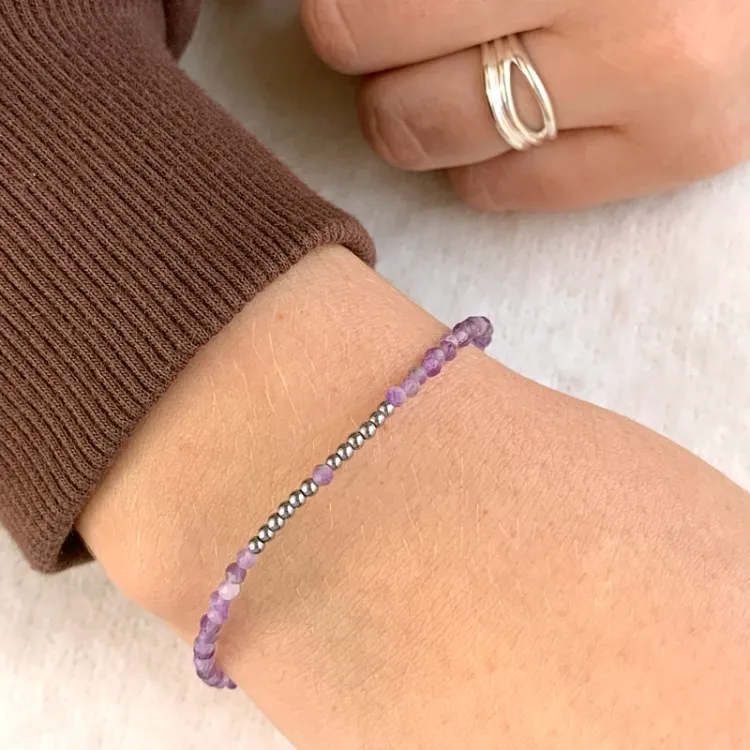 lilla sten armbånd med ametyst og hematite.