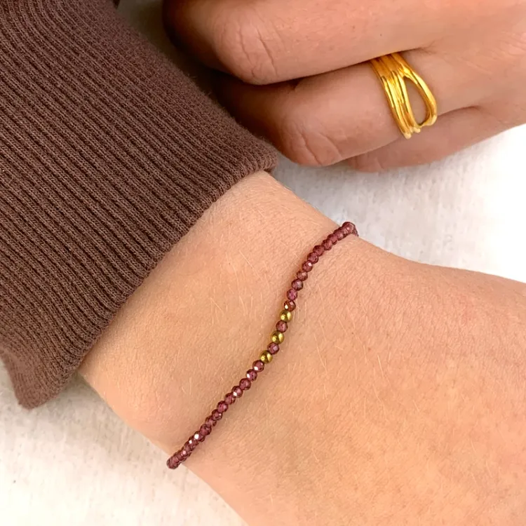 elegant armbånd med granat og 3 hematite - Loom Stones