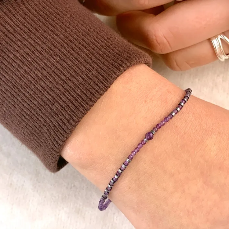 elegant armbånd med ametyst og hematite - Loom Stones
