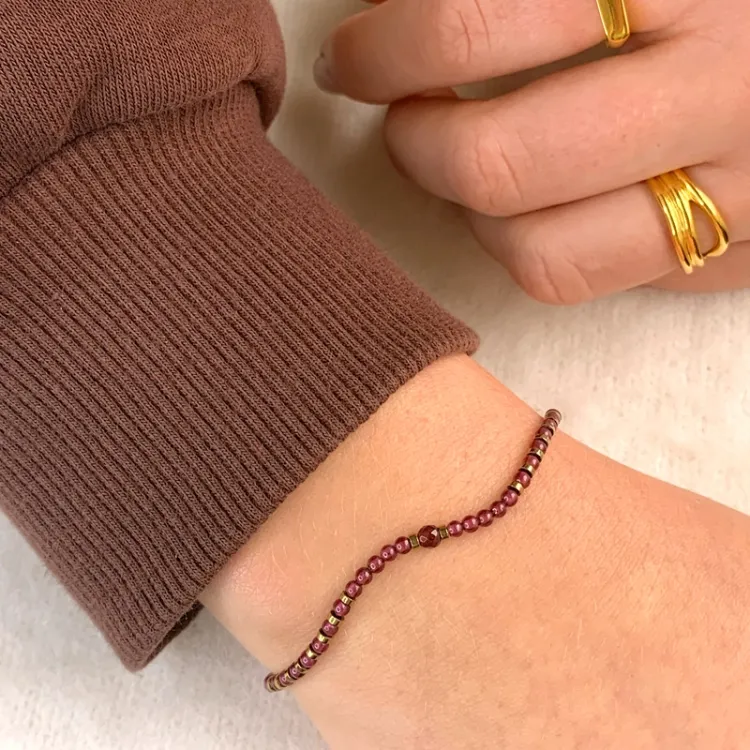 Elegant sten armbånd med granat og hematite.