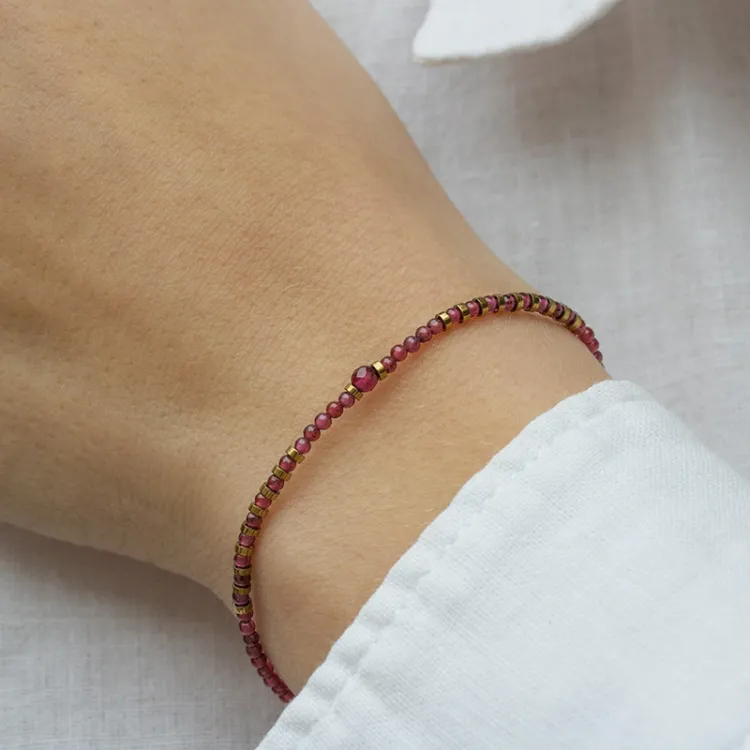Elegant sten armbånd med granat og hematite.