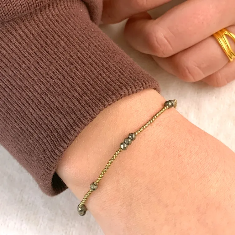 forgyldt armbånd med hematite og pyrit.