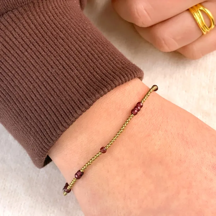 Forgyldt sten armbånd med hematite og granat.