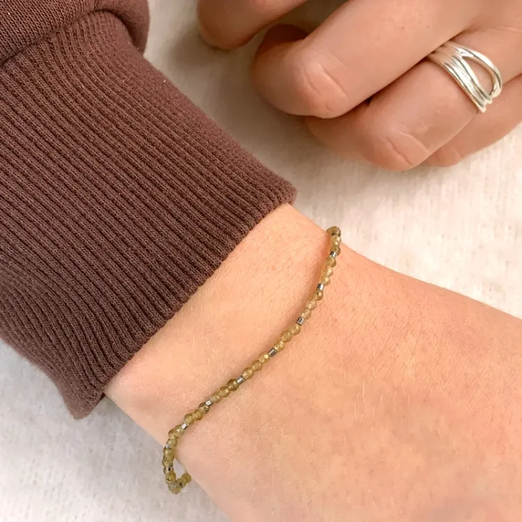 olivenfarvet armbånd med labradorit og hematite.