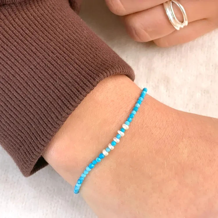 sten Perlearmbånd med syntetisk turkis og ferskvandsperle - Loom Stones