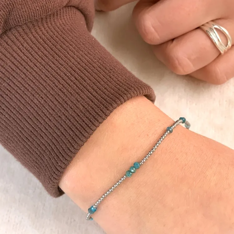 sten armbånd med hematite og apatit.
