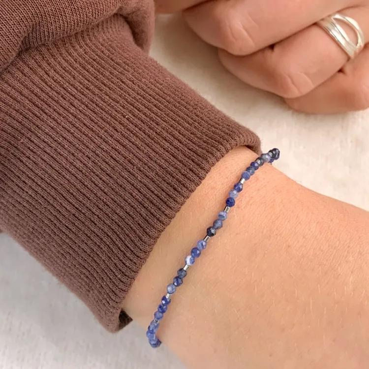 mørkeblå sten armbånd med sodalit og hematite - Loom Stones