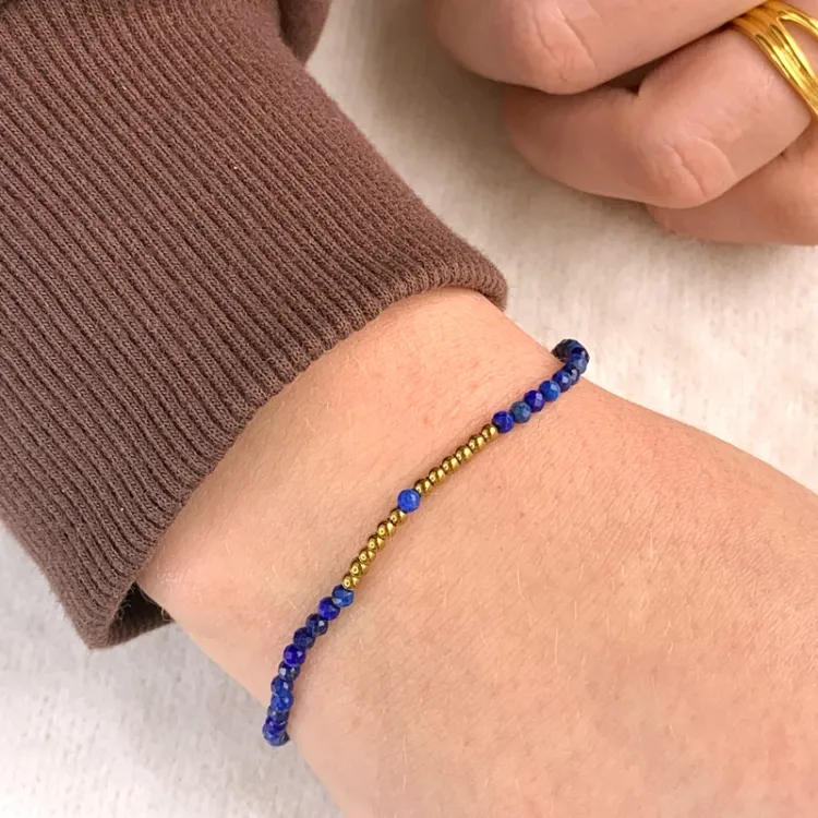 Elegant mørkeblå armbånd med lapis og hematite.