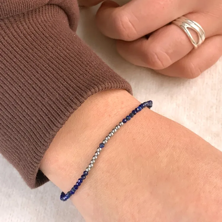mørkeblå sten armbånd med lapis og hematite.