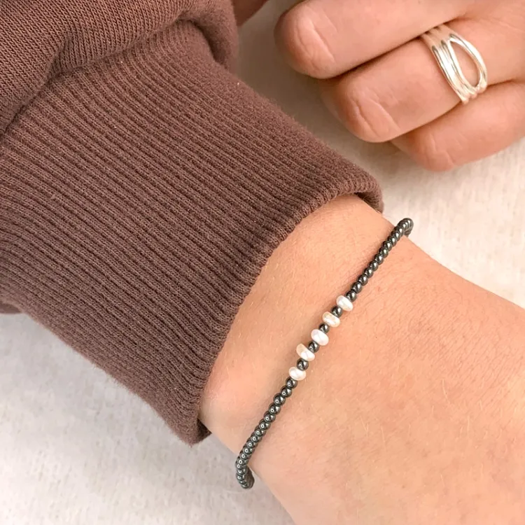 sten Perlearmbånd med hematite og 5 ferskvandsperle.