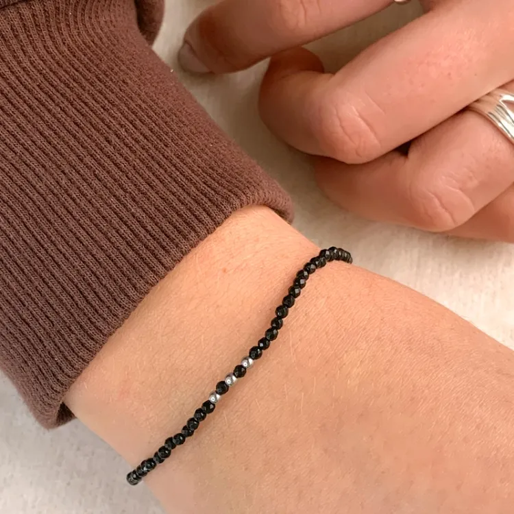 sten armbånd med onyks og 3 hematite.