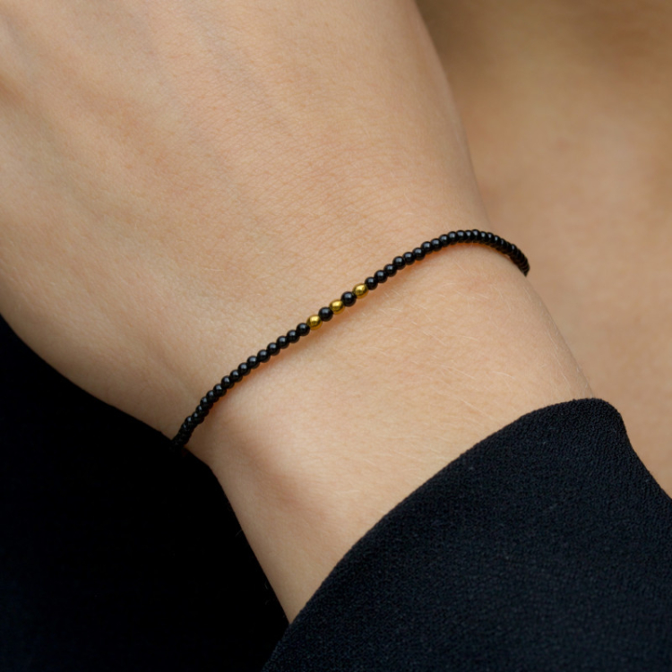 elegant sort armbånd med onyks og 3 hematite - Loom Stones