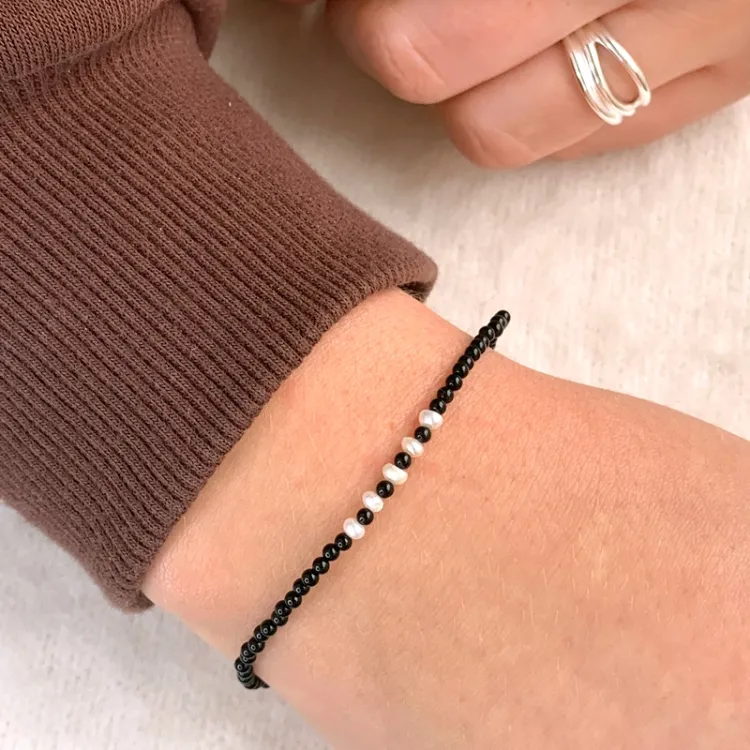 sort armbånd med onyks og 5 ferskvandsperle.