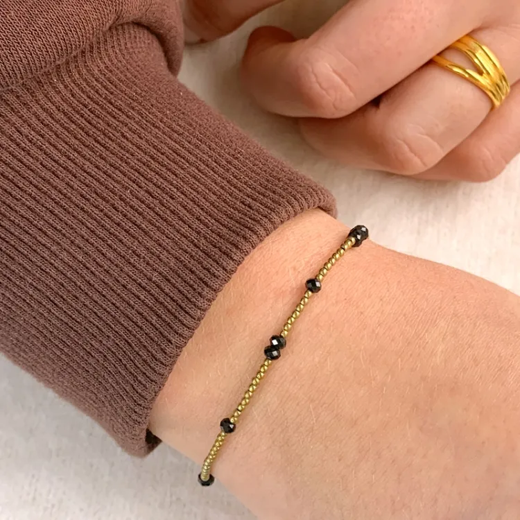 forgyldt sten armbånd med hematite og spinel sten.