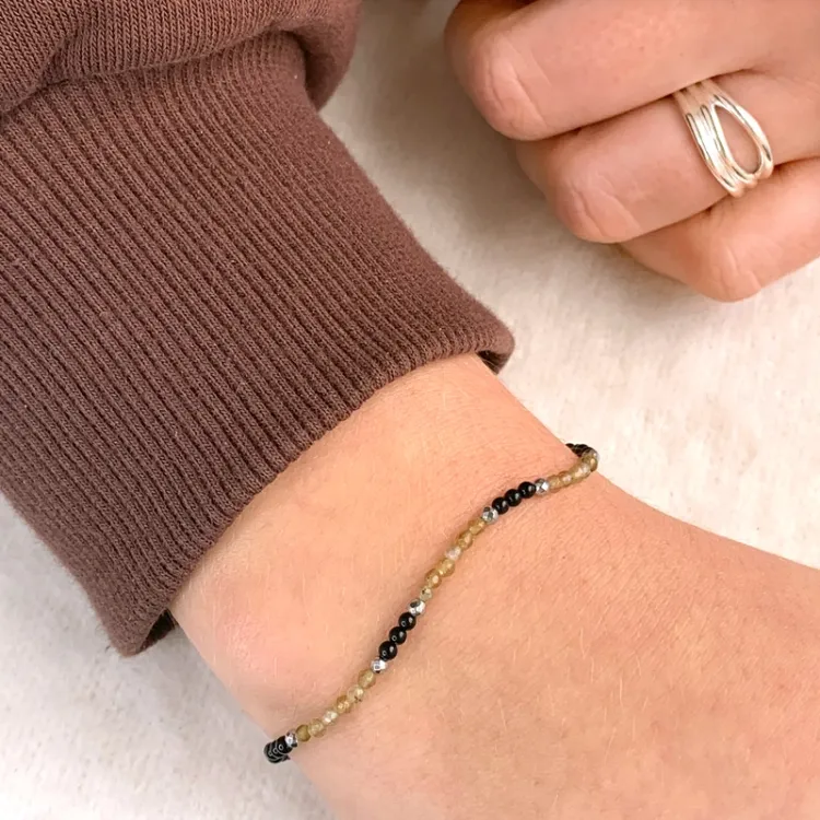 armbånd med onyks og labradorit og 6 hematite.