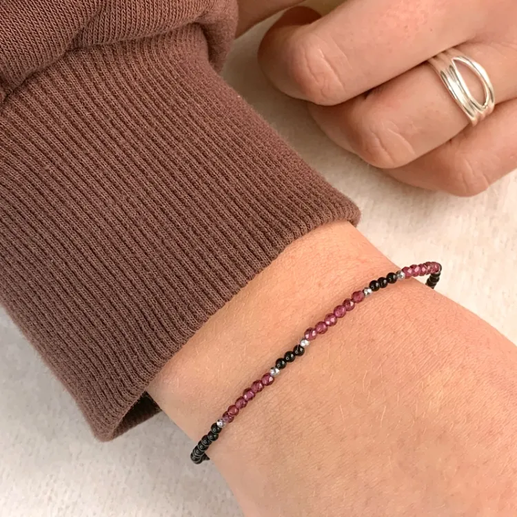 sten armbånd med onyks og granat og 6 hematite.