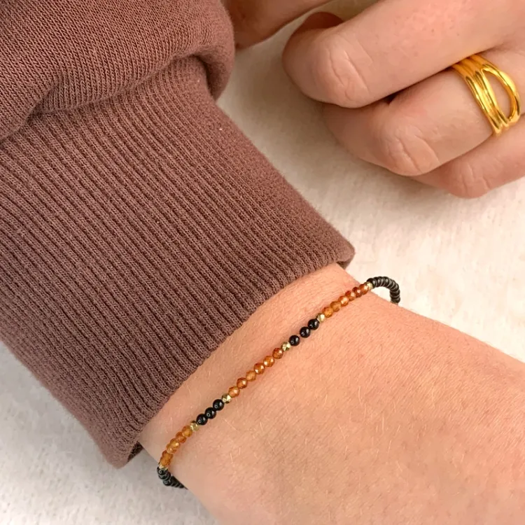 elegant armbånd med onyks og granat og hematite - Loom Stones