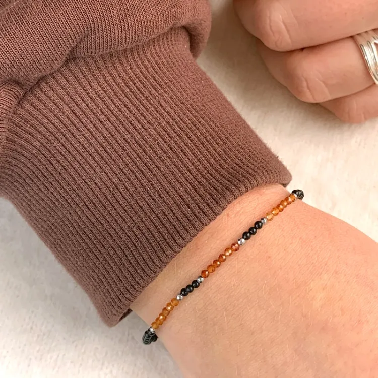 Sten armbånd med onyks og granat og hematite.
