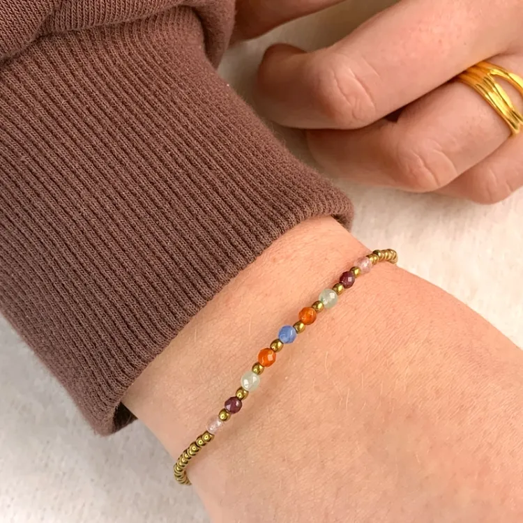 armbånd med hematite og sten.