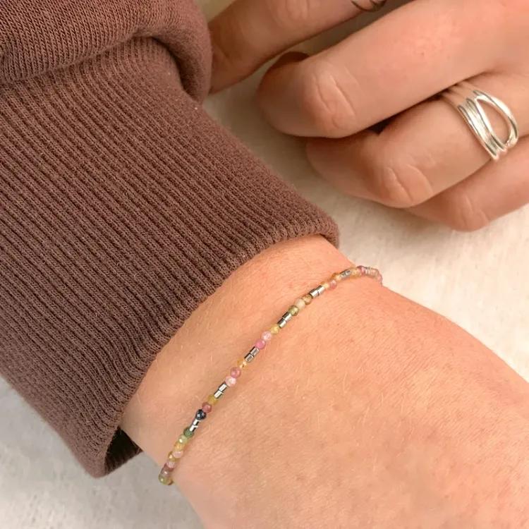 armbånd med turmalin og hematite.