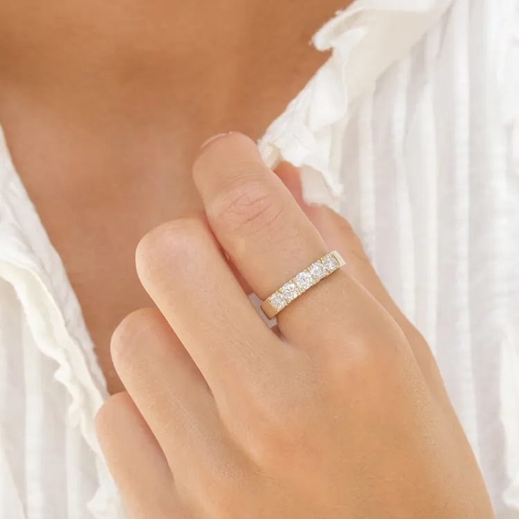lab grown diamant alliancering i 14 karat guld 5 x 0,20 ct