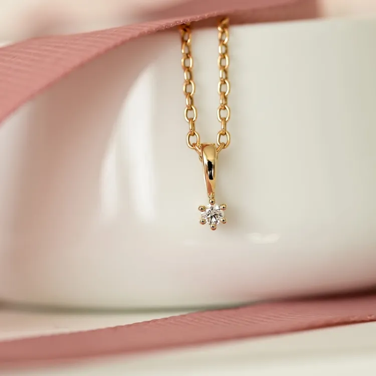 0,05 ct lab grown diamant vedhæng i 14 karat guld 0,05 ct
