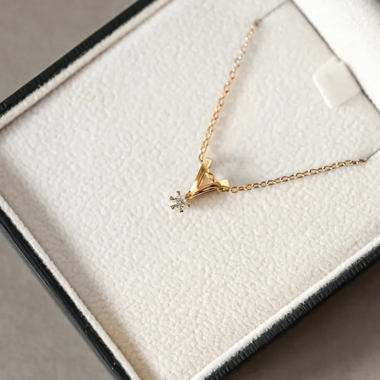0,05 ct lab grown diamant vedhæng i 14 karat guld 0,05 ct