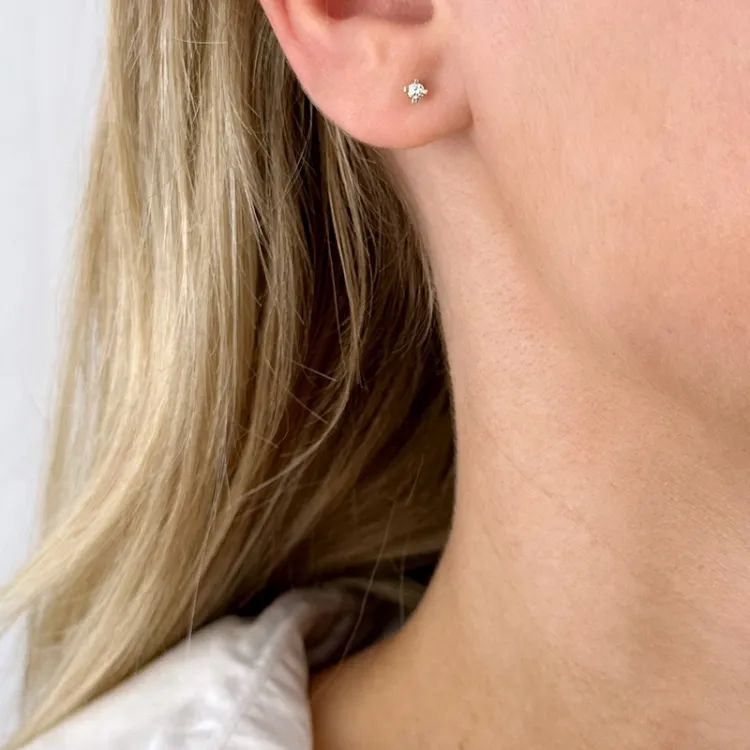 2 x 0,05 ct lab grown diamant solitaireørestikker i 14 karat guld med lab grown diamant 