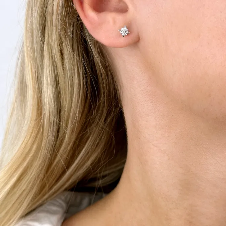 2 x 0,20 ct lab grown diamant solitaireørestikker i 14 karat hvidguld med lab grown diamant 