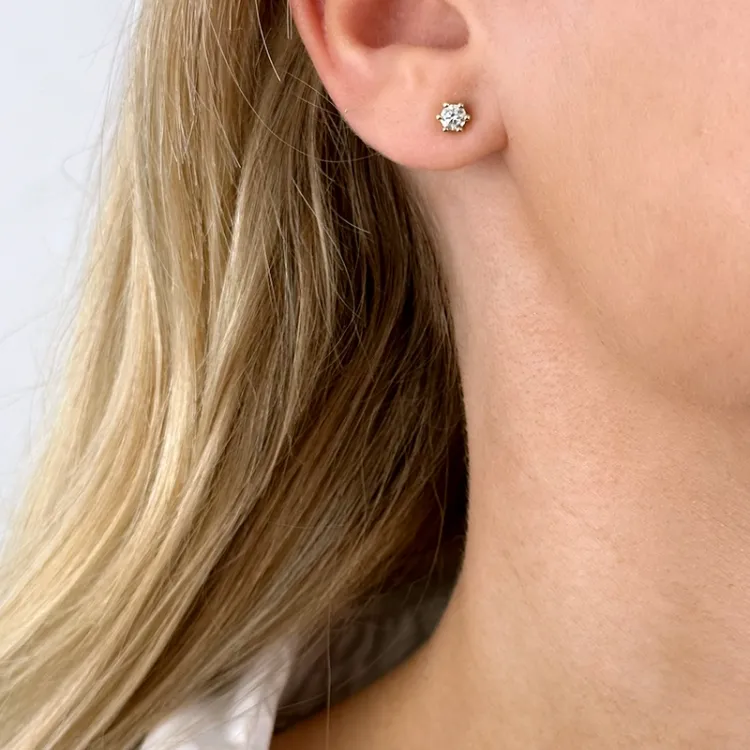 2 x 0,30 ct lab grown diamant solitaireørestikker i 14 karat guld med lab grown diamant 