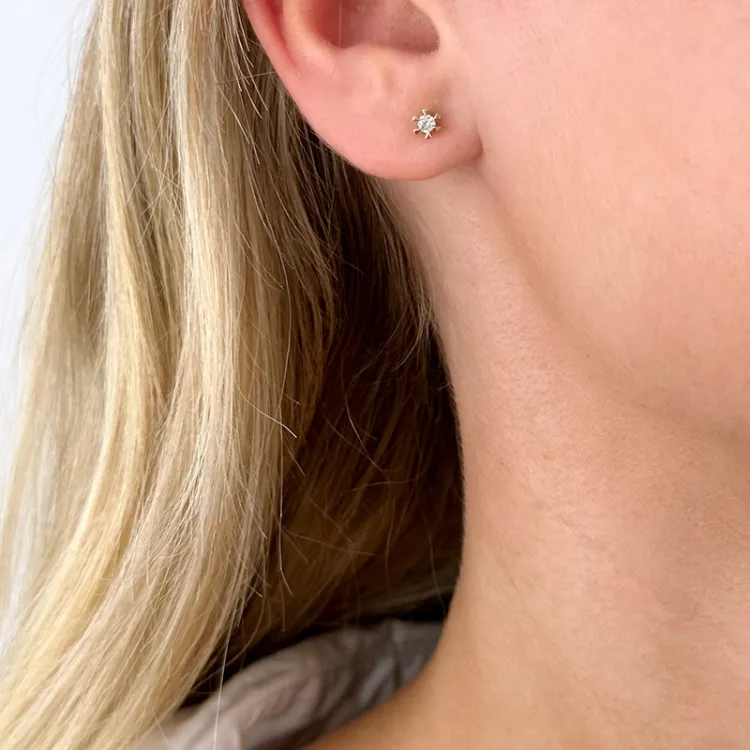 2 x 0,05 ct lab grown diamant solitaireørestikker i 14 karat guld med lab grown diamant 