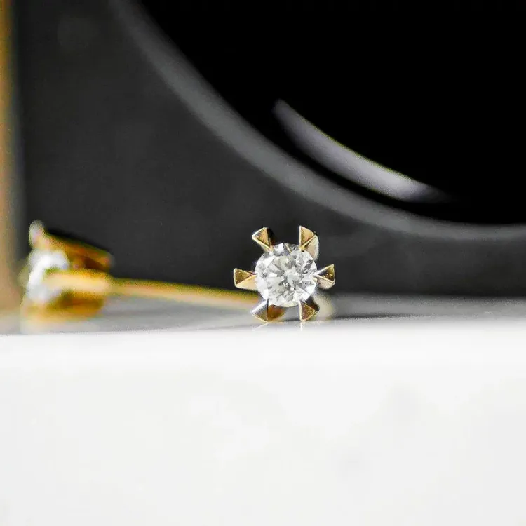 2 x 0,20 ct lab grown diamant solitaireørestikker i 14 karat guld med lab grown diamant 