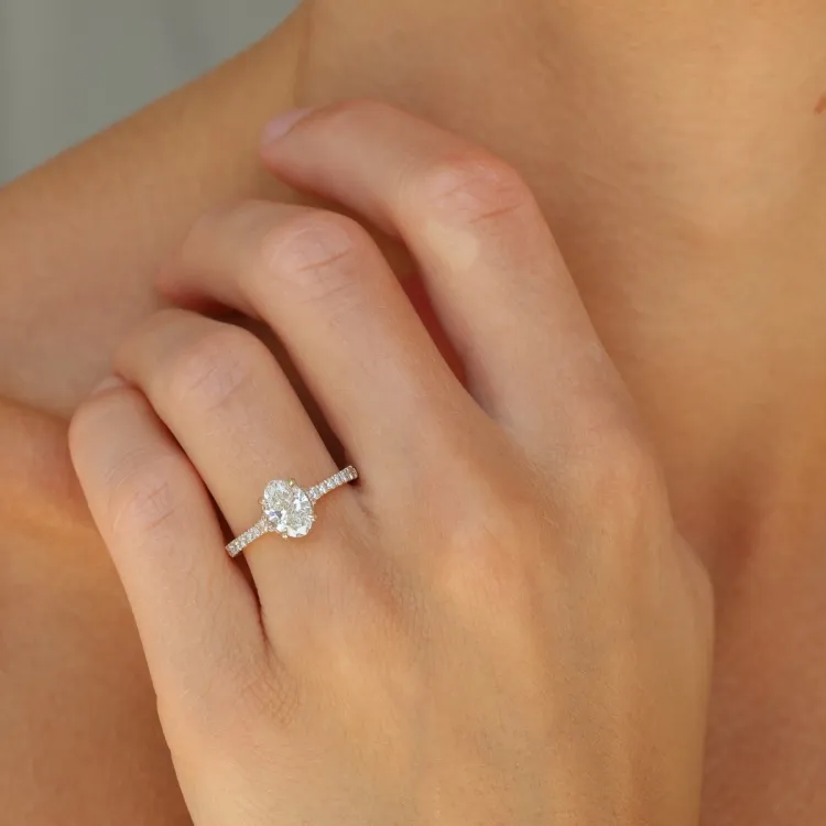 oval lab grown diamant ring i 14 karat guld 1,0 ct 0,26 ct